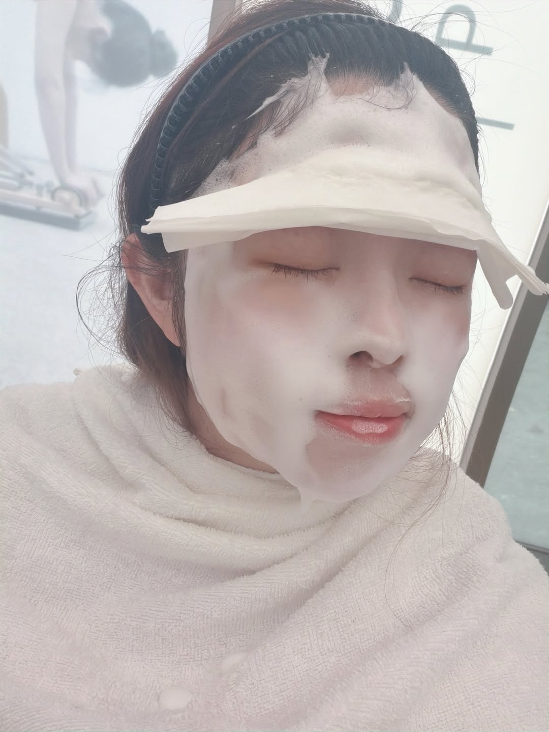 顔全体にパウダーウォッシュの泡をたっぷりと乗せた状態